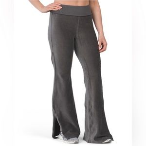 FREE PEOPLE FP MOVEMENT Hot Shot Kick
Flare Velour Pants Size XL